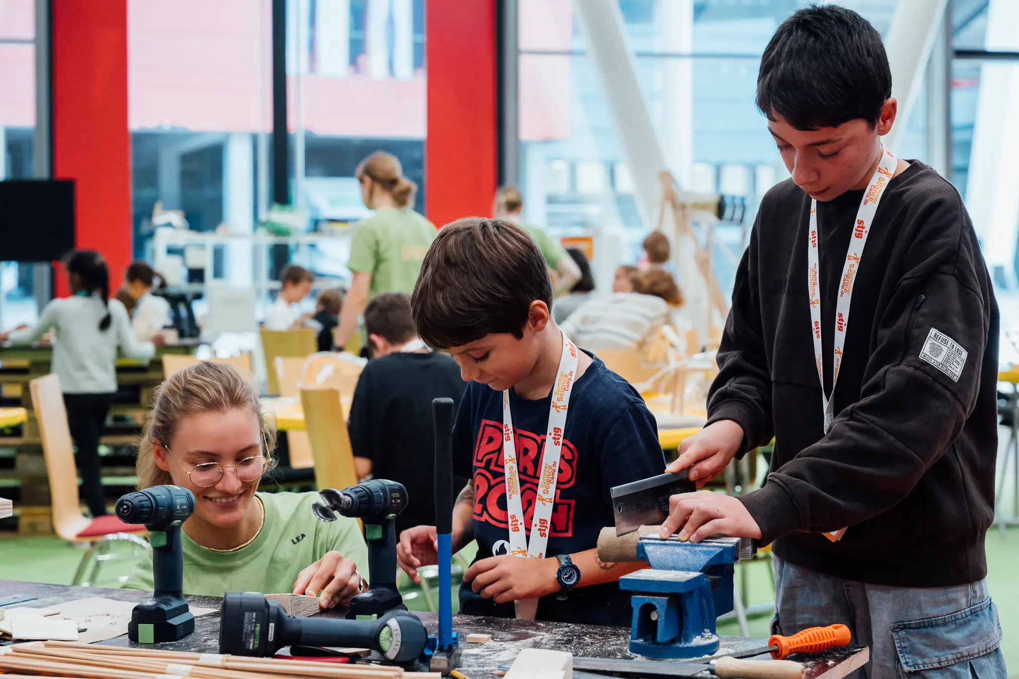 Kinder experimentieren im Summer Science Camp